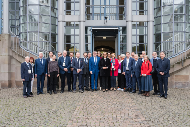 Die Vorstände von VDFG und DFG Saar mit der Ministerpräsidentin des Saarlandes und Kongressgästen vor dem Saarbrücker Schloss anlässlich des Jahreskongresses 2026